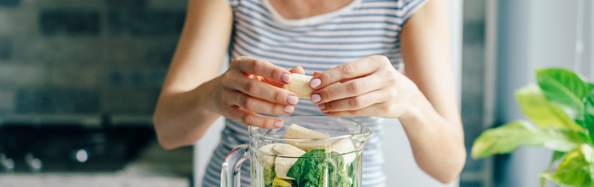 Leia mais sobre o artigo Receita para Fortalecer os Ossos e Prevenir Quedas Após os 60 Anos: Smoothie Fortalecedor 🥣🍌🥒